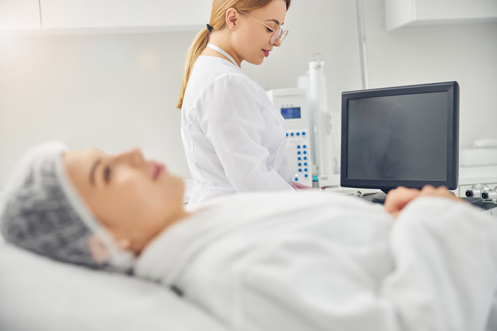 Certified provider administering O3UV Therapy in Owings MD at Island Infusion Med Spa in Solomons